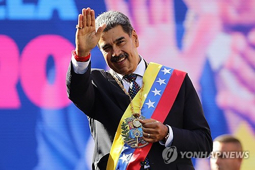 10일(현지시간) 대통령 취임식(3연임) 후 지지자를 향해 손 흔드는 마두로[카라카스 EPA=연합뉴스]